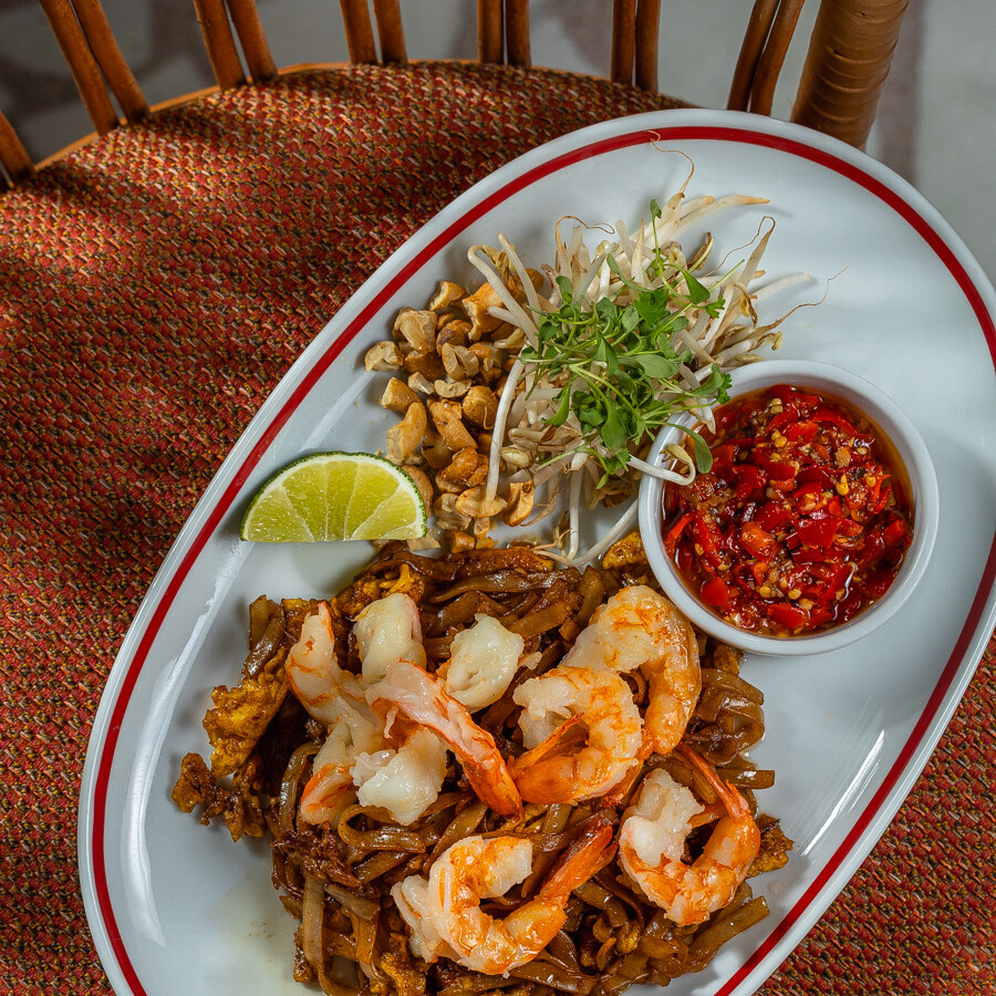 pad thai with shrimps